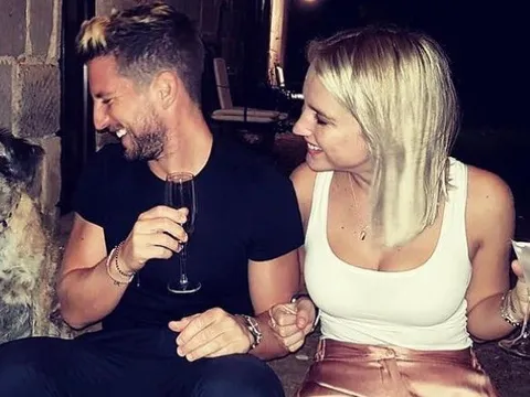 "Ngực tôi bự và tôi thích sex trên toilet tàu hỏa"