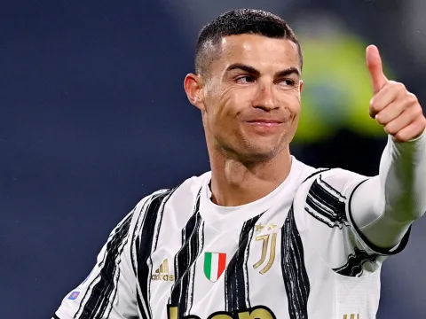 Messi gọi, Ronaldo trả lời bằng việc xô đổ 1 kỷ lục của Pele