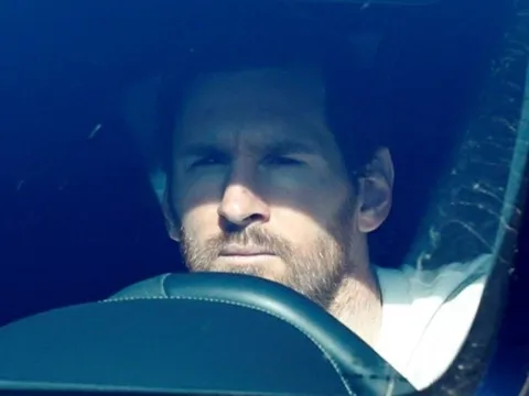 Messi đến sân tập sau gần 2 tháng, trang bị 2 món phòng COVID-19 kỹ lưỡng
