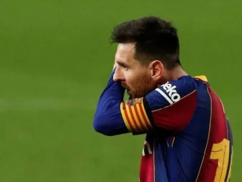 Messi phản ứng không ngờ sau bàn thắng của Pique