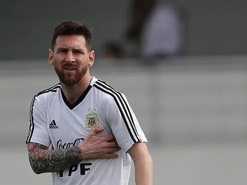 Messi trông khá khắc khổ khi Argentina 'chết đi sống lại'