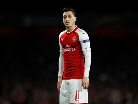 Campbell: "Ozil là tài năng đáng kinh ngạc nhưng không vĩ đại"