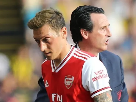 Mesut Ozil và "cuộc chiến tranh lạnh" khốc liệt với Unai Emery