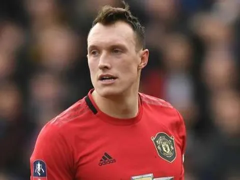 Mỉa mai Phil Jones, kênh Twitter chính thức nhận 'cái kết đắng'