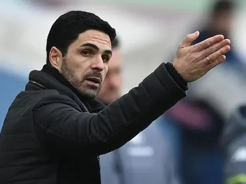Mikel Arteta hành xử lạ thường trước quyết định của trọng tài