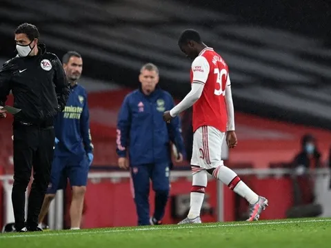 Arsenal 'hút chết', Arteta có tiết lộ thú vị về thẻ đỏ của học trò