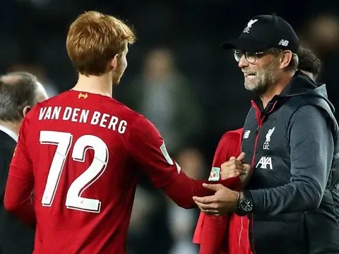 Hàng thủ nát vụn, Klopp vẫn không dùng 'Van Dijk 2.0', cho phép ra đi
