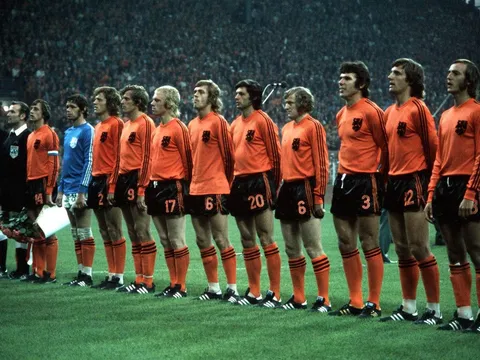 10 áo đấu mang tính biểu tượng nhất lịch sử bóng đá: Vắng bóng những mẫu áo hiện đại