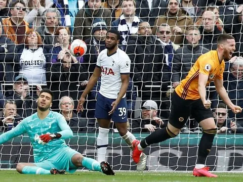 Mourinho bất lực, Tottenham toang mạnh