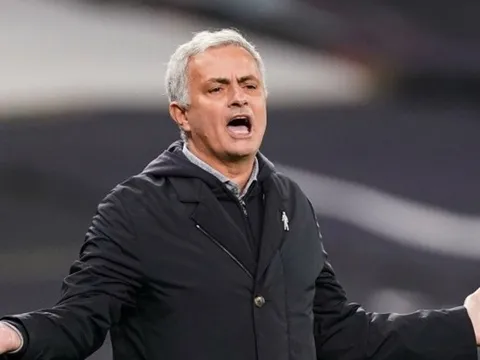 Mourinho: "Cậu muốn ở lại đây hay đến Real và không chơi bóng?"