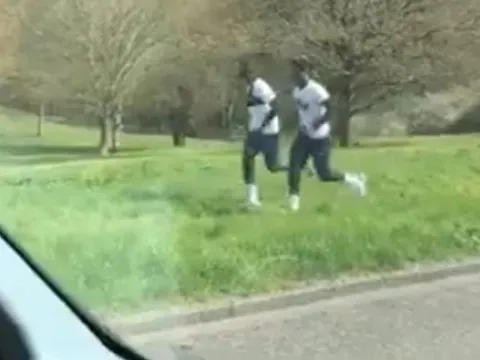 Mourinho chơi lớn, dẫn học trò ra công viên tập