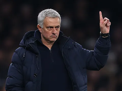 Mourinho hâm dọa Ozil: "Tôi chỉ muốn ném chiếc giày vào đầu cậu"