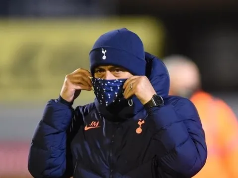 Mourinho làm 2 điều, HLV đối thủ cười lớn