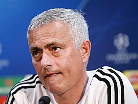 Mourinho: "Quên đi, không thể chặn cậu ta khi đua tốc độ"