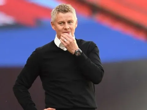 Thay Wan-Bissaka, Man Utd đón tin không vui từ sao Championship