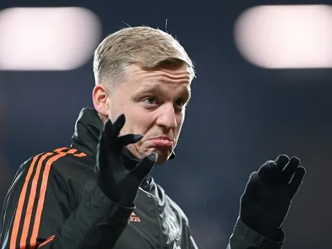 Muốn tồn tại ở Man Utd, Van de Beek hãy noi gương 'vua chia bài'