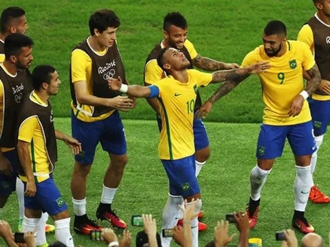 Ngày Neymar giải lời nguyền của người Brazil
