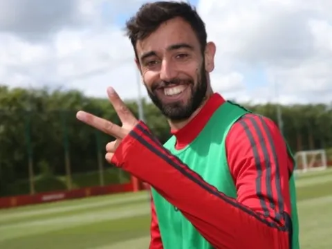 Neville so sánh sao Quỷ đỏ với Veron