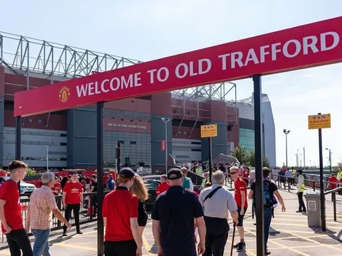 Neville thực sự đã nói gì về việc "bán máu Old Trafford"?