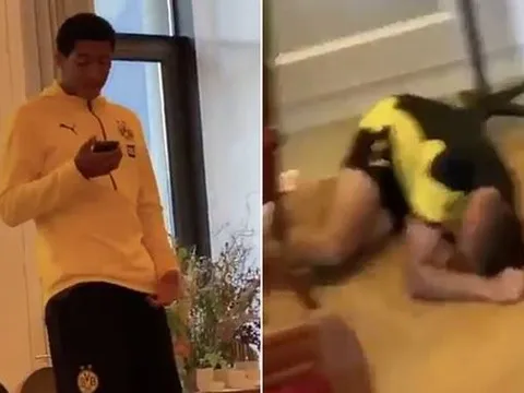 "Thần đồng" Dortmund trổ tài ca hát, đồng đội được dịp cười khoái chí