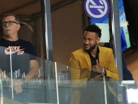 Neymar tươi cười nhìn Brazil đánh bại đội bóng của Messi