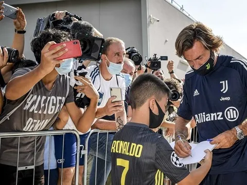 Ngày đầu làm HLV tại Juventus, Pirlo được NHM Ronaldo xin chữ ký