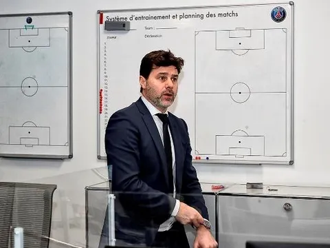 Ngày đầu ở PSG, Pochettino đến ngay bàn chiến thuật