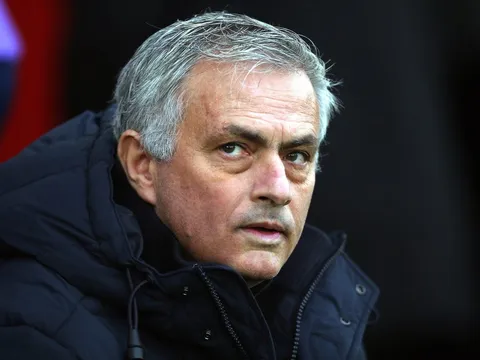 "Ngày Mourinho rời đi, 3 cầu thủ Chelsea đó đã khóc trên sàn nhà"
