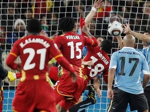 Ngày này năm xưa: Người hùng Suarez đưa Uruguay trở về từ cõi chết