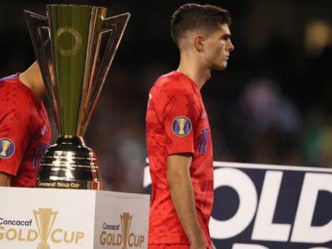 Nghiệt ngã! Christian Pulisic lạnh lùng bước ngang chiếc Cúp vàng trong ngày nhận giải thưởng