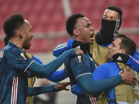 Ngôi sao bị thất sủng, huyền thoại đặt câu hỏi với Arteta