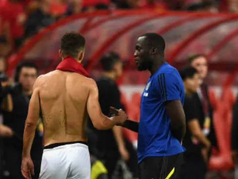 Ngồi xem đồng đội thi đấu và đây là thái độ của Lukaku