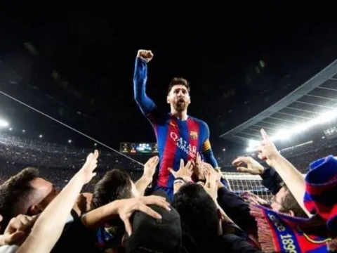 Người chụp bức ảnh huyền thoại cho Messi không được Barca gia hạn hợp đồng