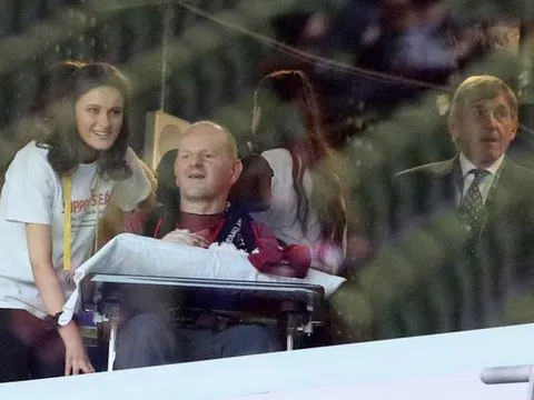 Người đặc biệt của Liverpool ra viện sau gần 2 năm