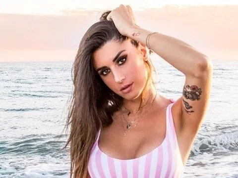 Người đẹp bóng rổ đăng ảnh nội y sexy: "Tôi nên mặc gì đây?"