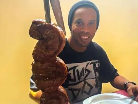 Người hâm mộ ghen tị với sinh nhật trong tù của Ronaldinho