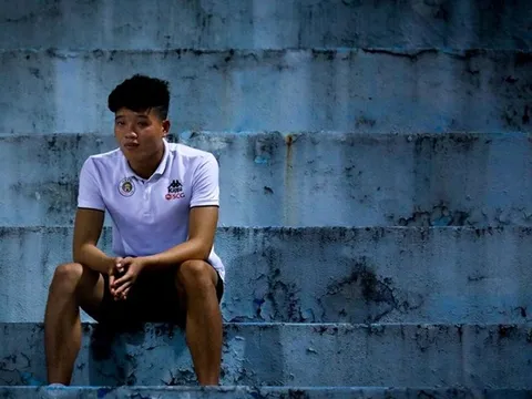 "Người hùng" của Liverpool và bài học cho Phí Minh Long