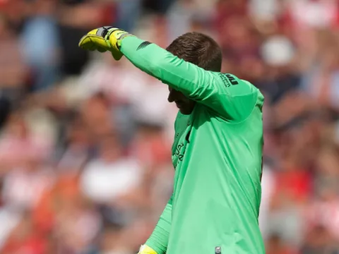 'Người hùng' gây họa, Liverpool run rẩy lấy điểm trên sân khách