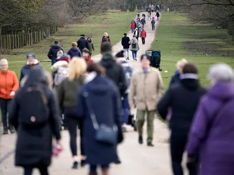 Người ở Greater Manchester dửng dưng, chính quyền ra quyết định chen thốt
