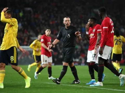 Người thay Wan-Bissaka mắc lỗi, Man Utd trả giá đắt trước Arsenal