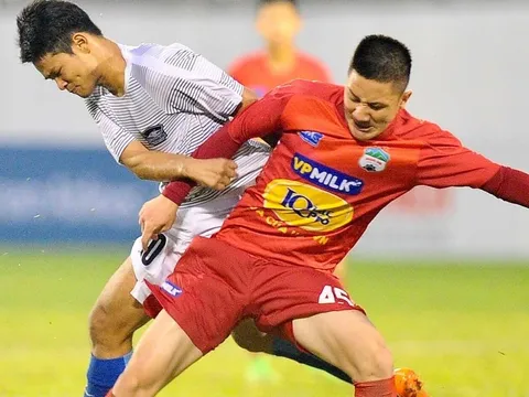 Nhận thẻ đỏ, cầu thủ trẻ HAGL đòi đánh trọng tài