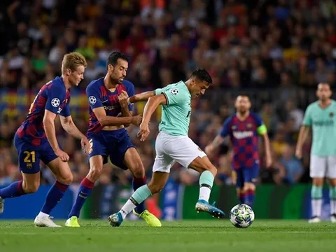 Nhìn kìa MU, Sanchez chỉ cần 2 phút để chứng minh đẳng cấp trước Barca