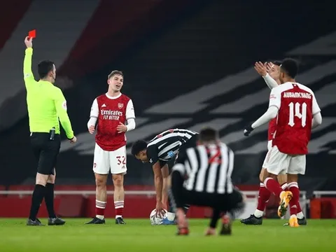 Nhìn lại 19 phút cay đắng và ngọt ngào của "kẻ cứu rỗi" Arsenal