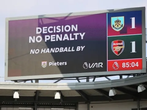 NHM Arsenal "đá xoáy" Man Utd sau khi bị VAR cướp penalty