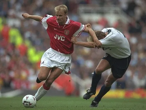 Những góc tối của Dennis Bergkamp