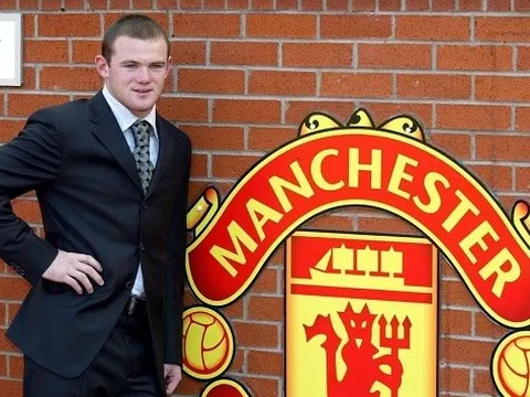 Những hình ảnh đáng nhớ của Rooney ở M.U: Khiêu khích trọng tài, ngả bàn đèn tung lưới Man City