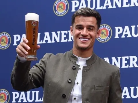 Niềm vui rạng rỡ của Coutinho khi chụp ảnh cùng toàn đội Bayern