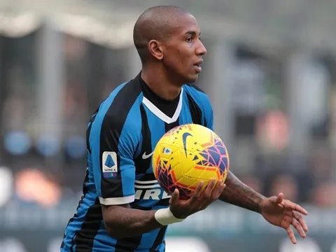 Ashley Young đưa ra lời khuyên giữa tâm dịch