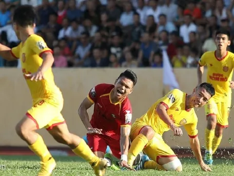 "Mạnh Kalou" báo tin vui cho thầy Park sau chấn thương cổ chân