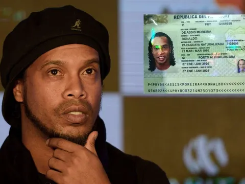 Nỗ lực kiếm tiền trả nợ chính phủ, Ronaldinho lại bị bắt vì làm hộ chiếu giả